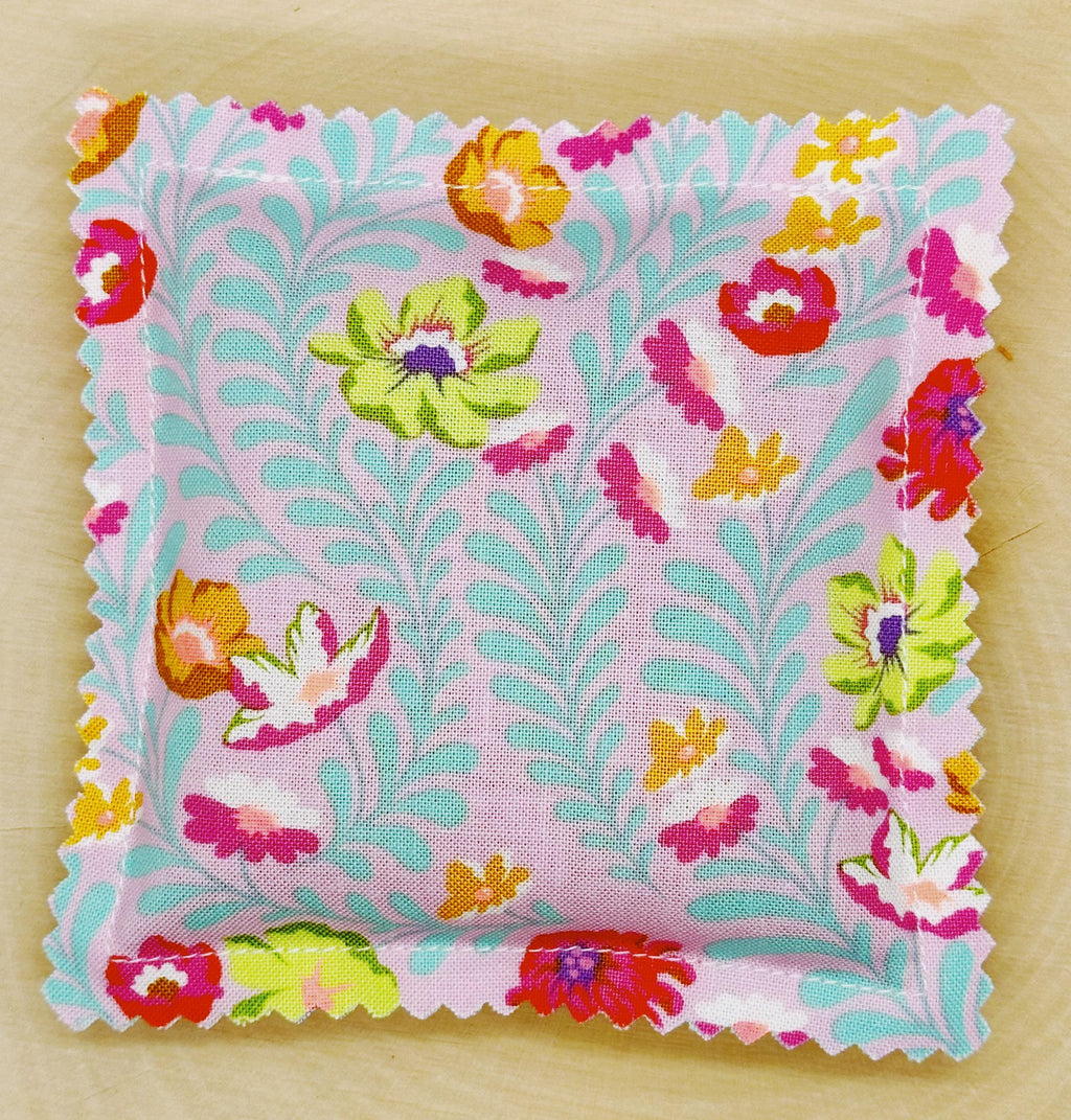 Fresh Linen Aromatherapy Sachet: Lavender, Peppermint & White Tea - Pink Floral Pouch
